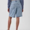 Pantalones cortos de mezclilla de talle medio y corte largo de 11"