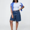 Pantalones cortos de mezclilla de talle medio y corte largo de 11"