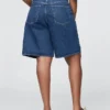 Pantalones cortos de mezclilla de talle medio y corte largo de 11"
