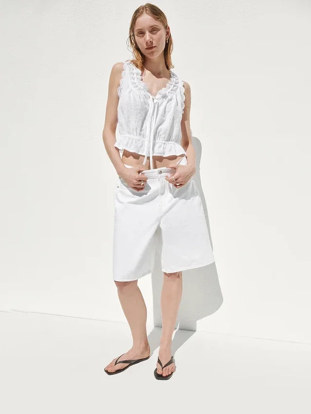 Pantalones cortos de mezclilla de talle medio y corte largo de 11"