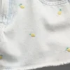 Pantalones cortos de mezclilla para niños de talle bajo con bordado de limones