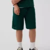 Pantalones cortos deportivos de malla para niños de 8"