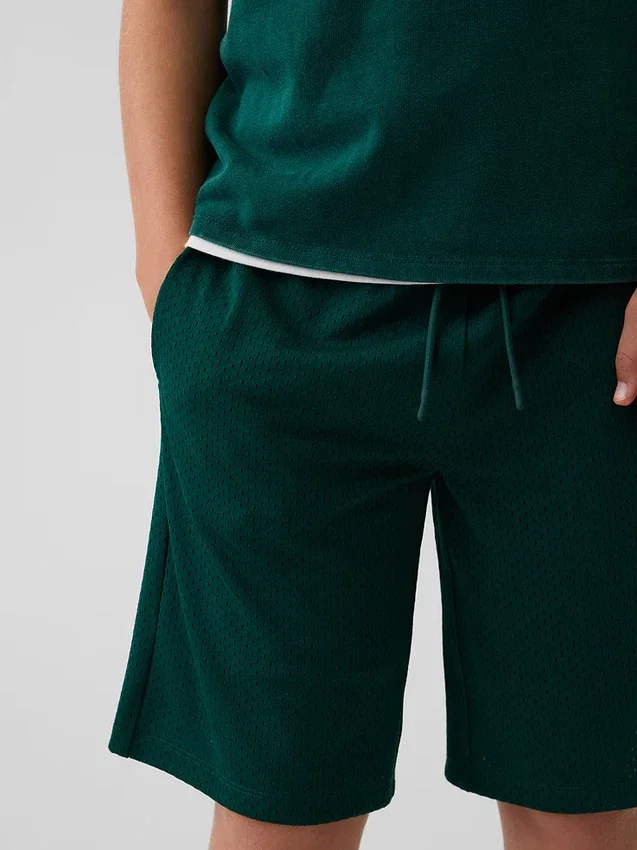 Pantalones cortos deportivos de malla para niños de 8"