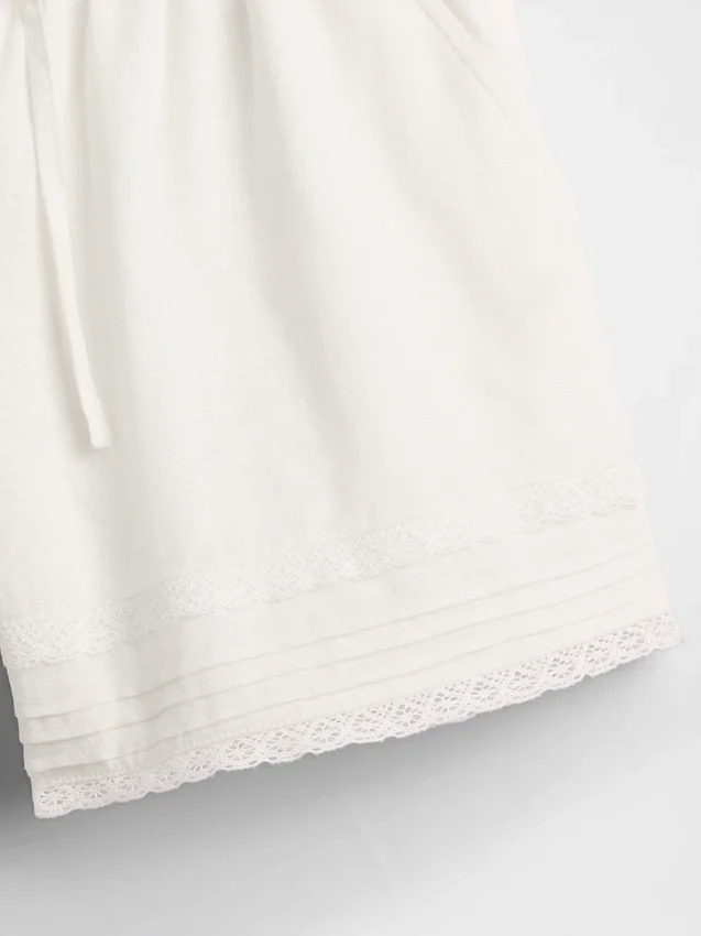 Pantalones cortos fáciles de poner para niños de lino y algodón con ribete de encaje