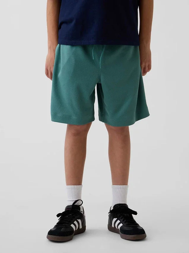 Pantalones cortos GapFit de malla reciclada de 6" para niños