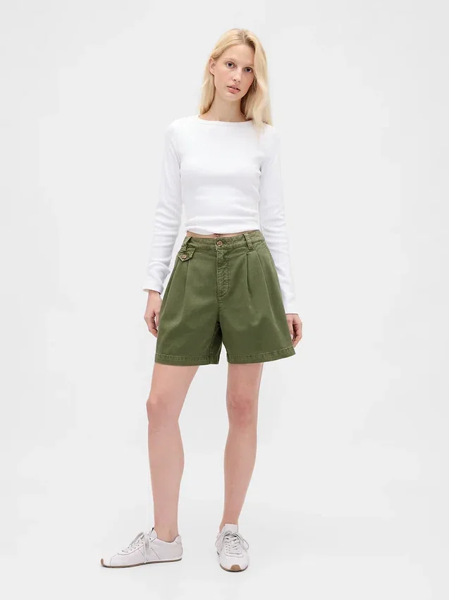 Pantalones cortos plisados de sarga de talle medio de 6"