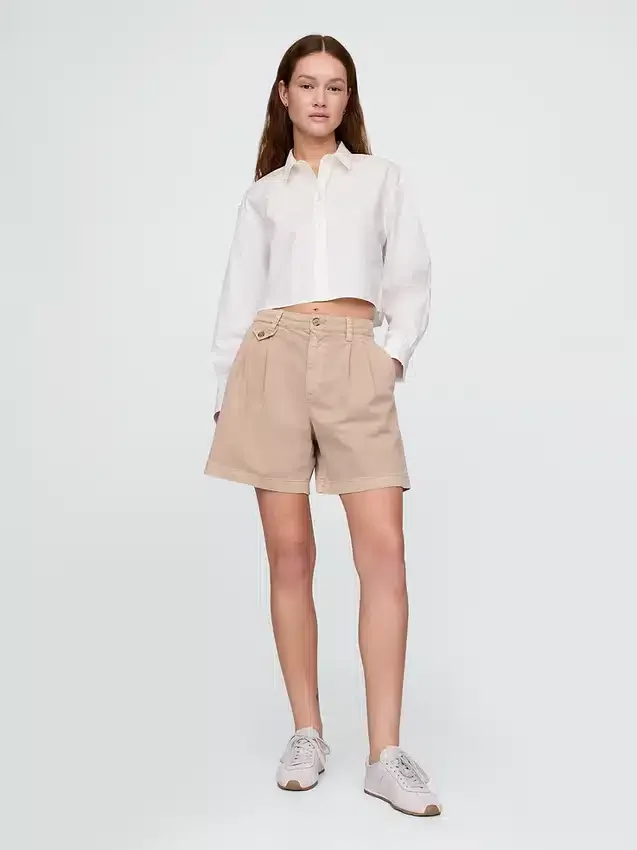 Pantalones cortos plisados de sarga de talle medio de 6"