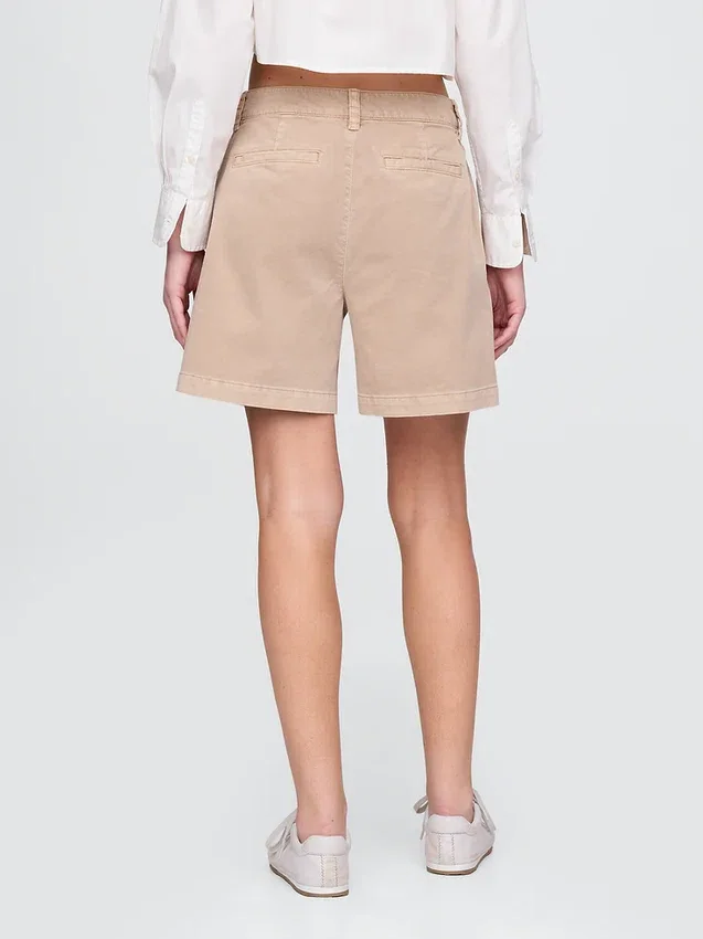 Pantalones cortos plisados de sarga de talle medio de 6"