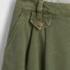 Pantalones cortos plisados de sarga de talle medio de 6"