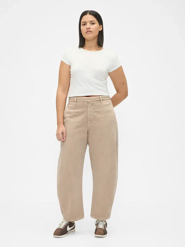 Pantalones de talle medio de sarga con corte de barril