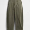 Pantalones de talle medio de sarga con corte de barril