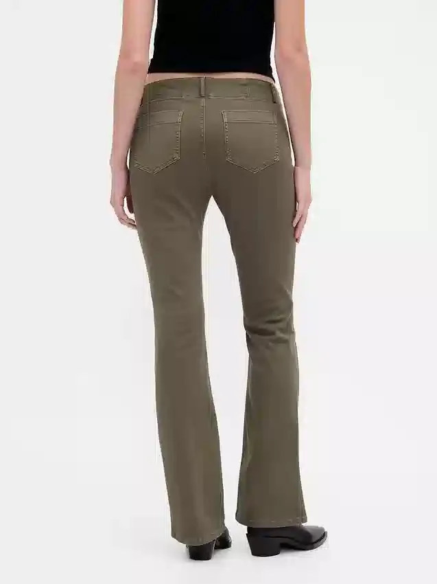 Pantalones largos y ajustados de sarga de talle bajo