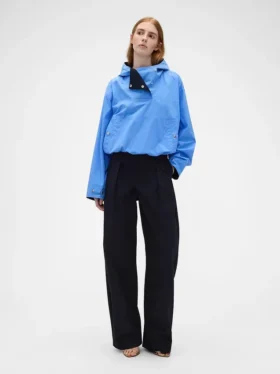 Pantalones plisados de talle alto con corte en arco de GAP × Victoria Beckham