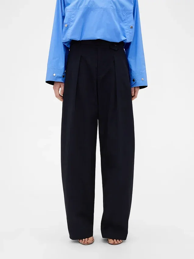 Pantalones plisados de talle alto con corte en arco de GAP × Victoria Beckham