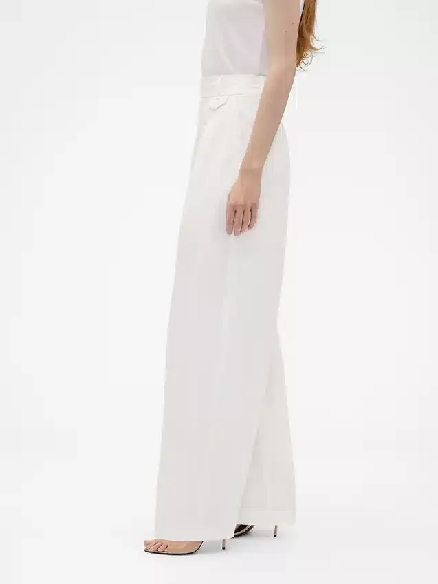 Pantalones plisados de talle alto con corte en arco de GAP × Victoria Beckham
