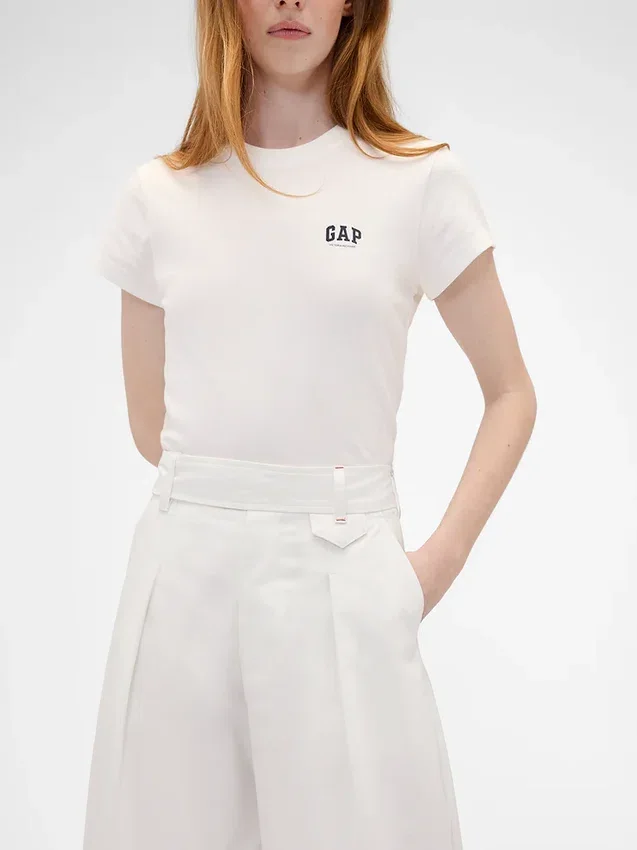 Pantalones plisados de talle alto con corte en arco de GAP × Victoria Beckham