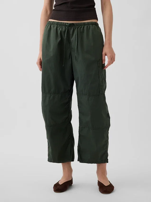 Pantalones utilitarios de sarga de talle medio con corte de barril