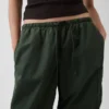 Pantalones utilitarios de sarga de talle medio con corte de barril