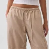 Pantalones utilitarios de sarga de talle medio con corte de barril