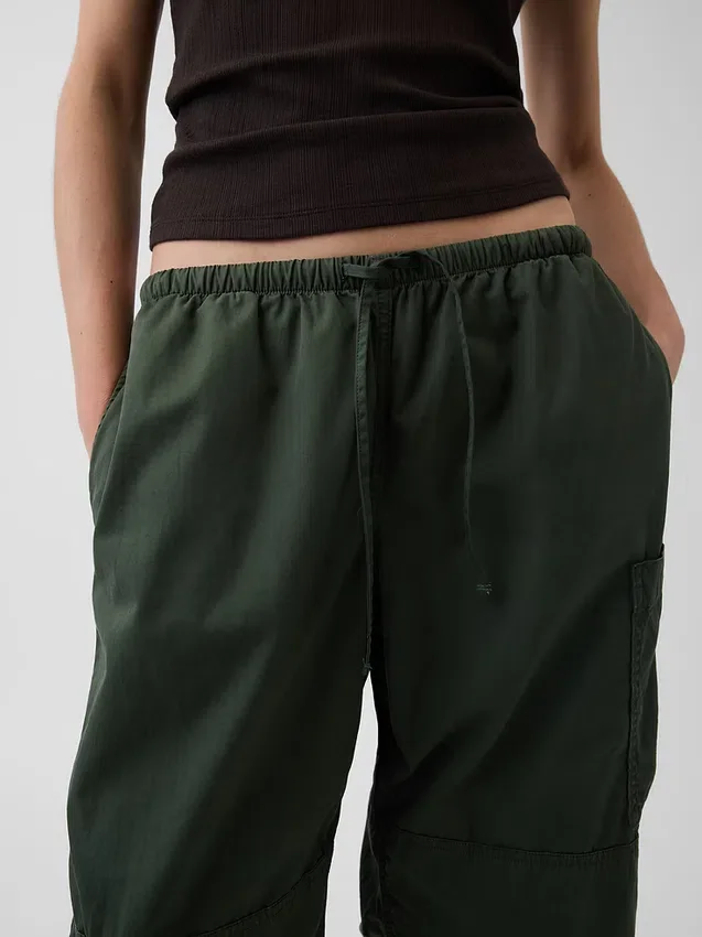 Pantalones utilitarios de sarga de talle medio con corte de barril