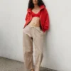 Pantalones utilitarios de sarga de talle medio con corte de barril