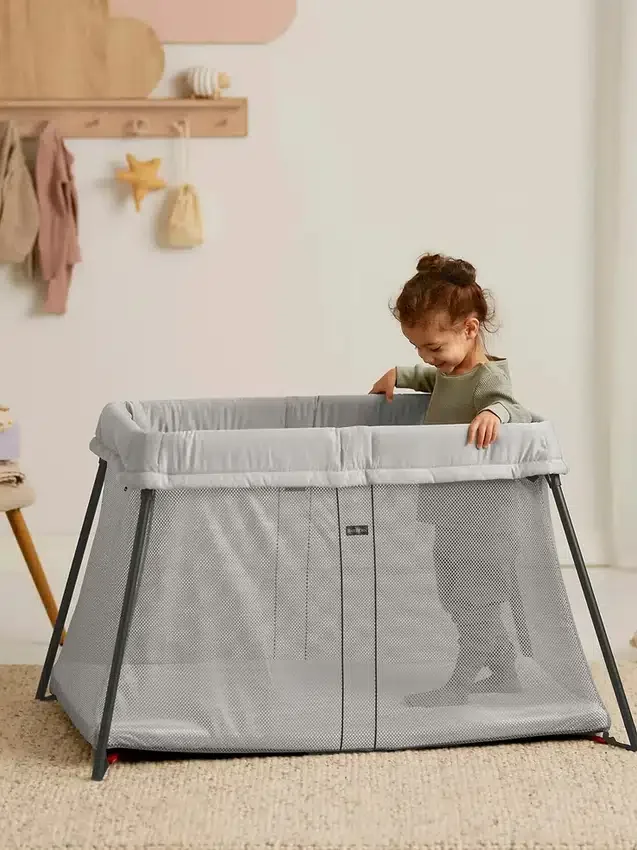 Paquete de cuna de viaje Babybjorn Light y sábana ajustable