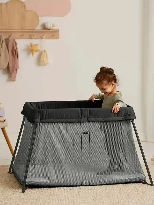 Paquete de cuna de viaje Babybjorn Light y sábana ajustable