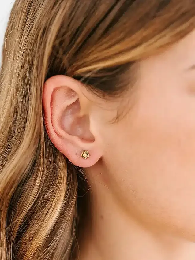 Pendientes con cierre de rosca «Tiny Classic Flower» de Pierced Co