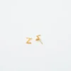 Pendientes con iniciales de oro de Admiral Row