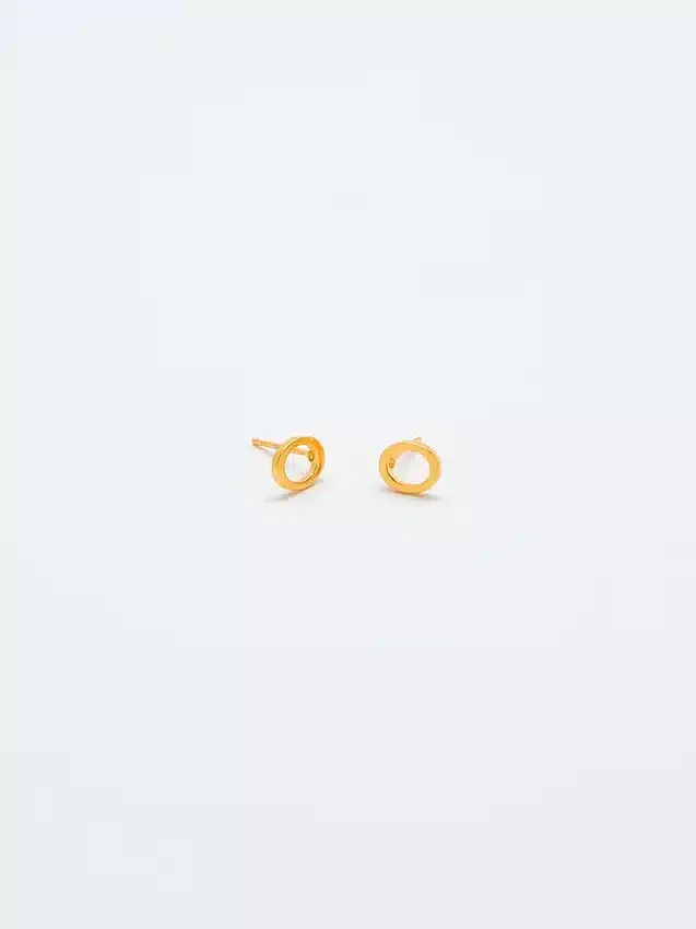 Pendientes con iniciales de oro de Admiral Row