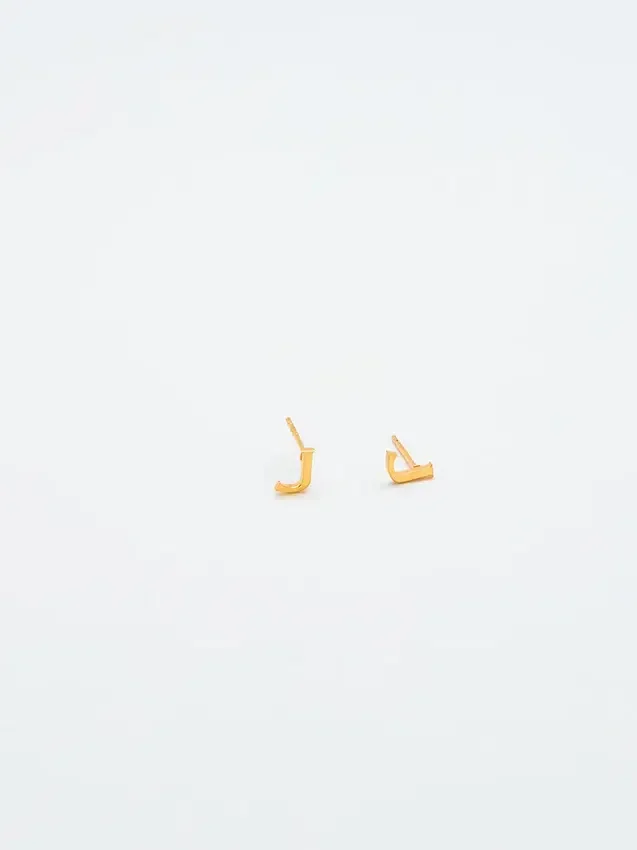 Pendientes con iniciales de oro de Admiral Row