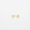 Pendientes con iniciales de oro de Admiral Row
