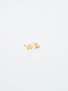 Pendientes con iniciales de oro de Admiral Row
