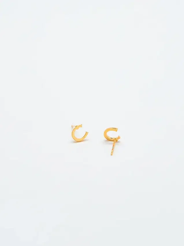 Pendientes con iniciales de oro de Admiral Row