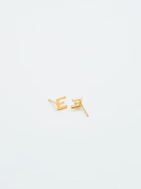 Pendientes con iniciales de oro de Admiral Row