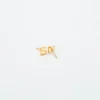 Pendientes con iniciales de oro de Admiral Row