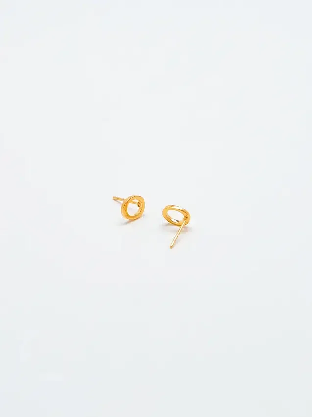 Pendientes con iniciales de oro de Admiral Row