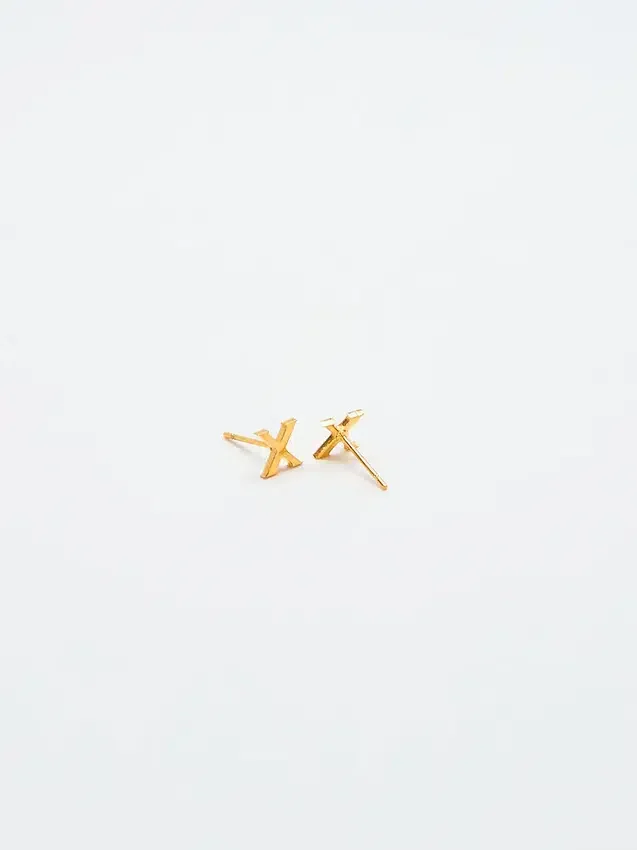 Pendientes con iniciales de oro de Admiral Row