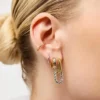Pendientes de aro tipo «huggie» de Ana Luisa Asher