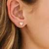 Pendientes de rosca con corazoncito color melocotón de Pierced Co