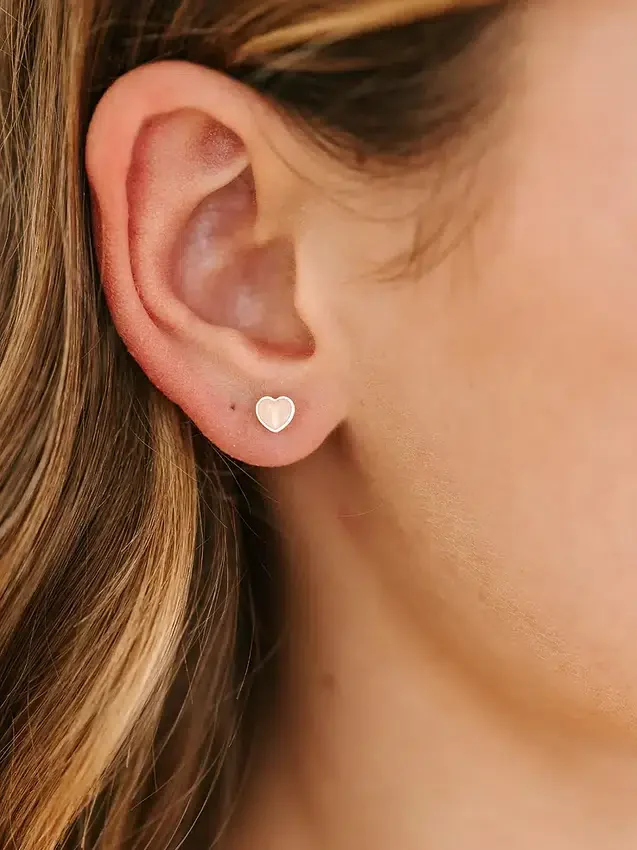 Pendientes de rosca con corazoncito color melocotón de Pierced Co