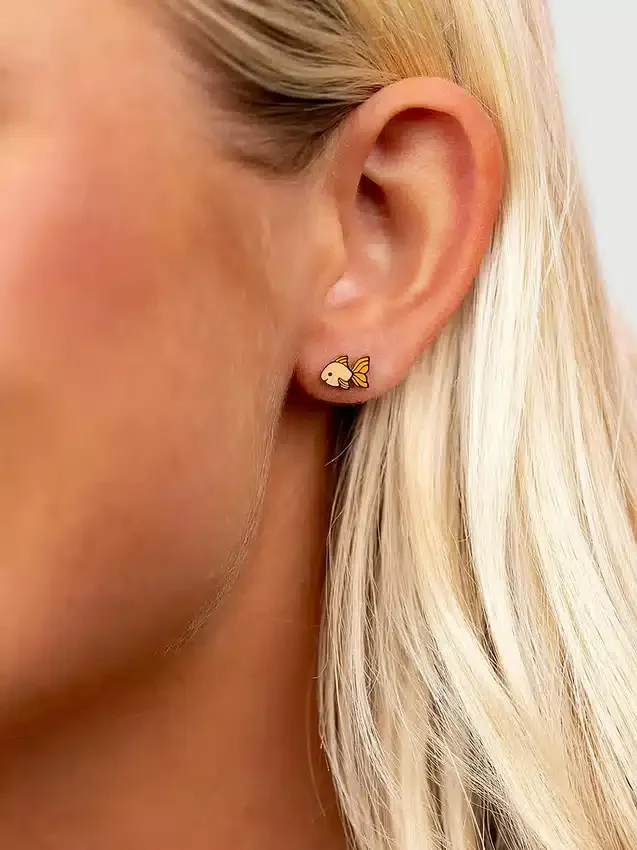 Pendientes de rosca con forma de pececito dorado para orejas perforadas