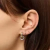 Pendientes tipo huggie con colgante de Ana Luisa Asher