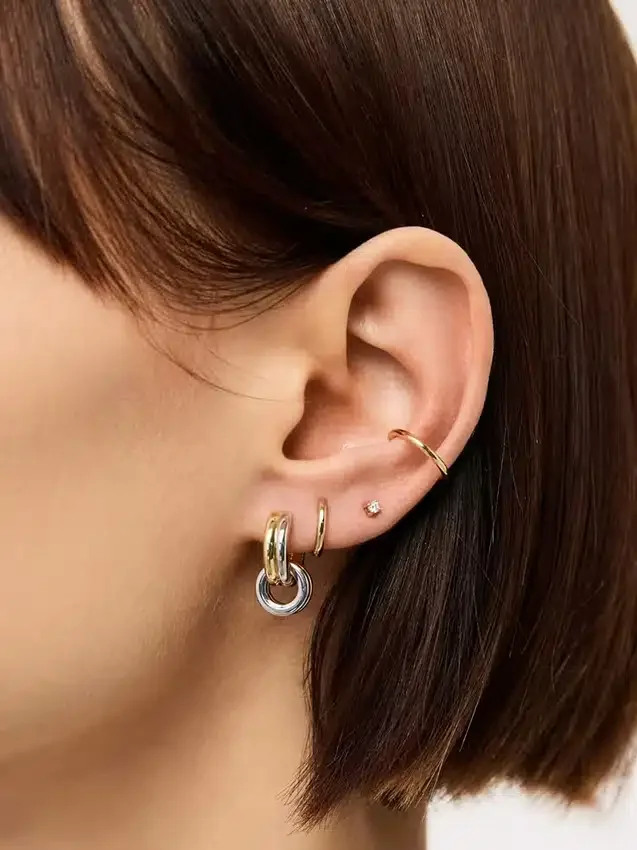 Pendientes tipo huggie con colgante de Ana Luisa Asher