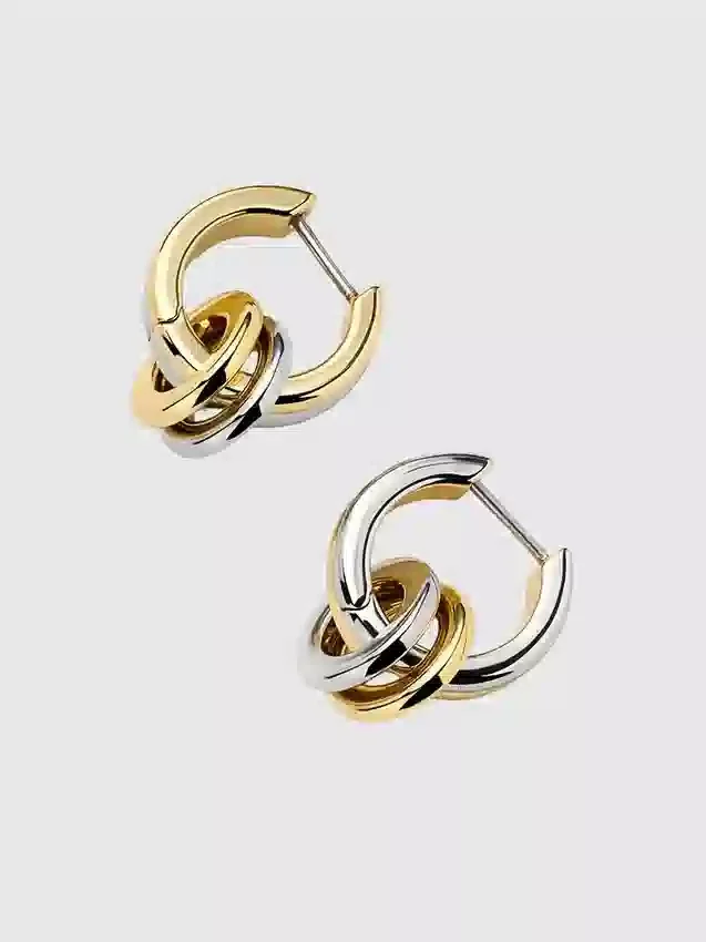 Pendientes tipo huggie con colgante de Ana Luisa Asher
