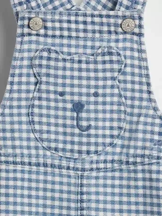 Peto corto de mezclilla a cuadros para bebé con bolsillo de osito