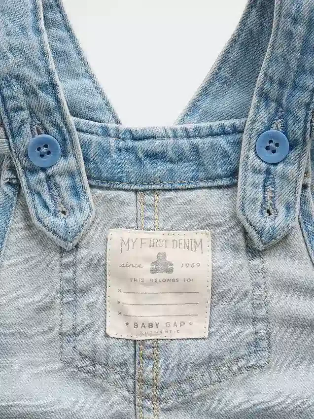 Peto de mezclilla con bordado floral para bebé
