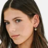 Pierced Co: Colgante de lazo rosa para aretes tipo huggie