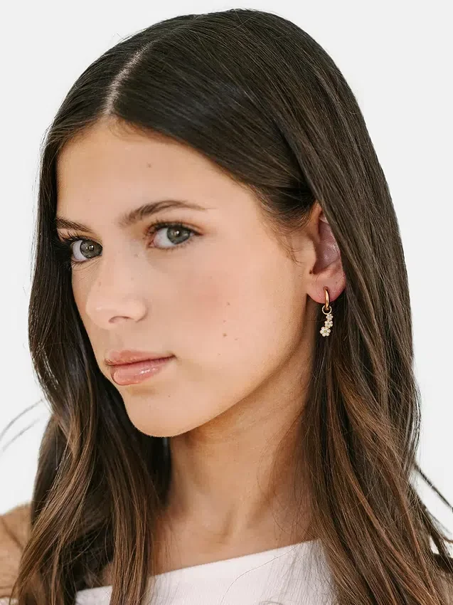 Pierced Co: Colgante de margarita para aretes tipo huggie