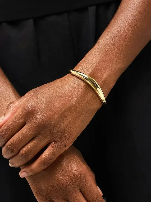 Pulsera tipo brazalete dorada de Ana Luisa Talia